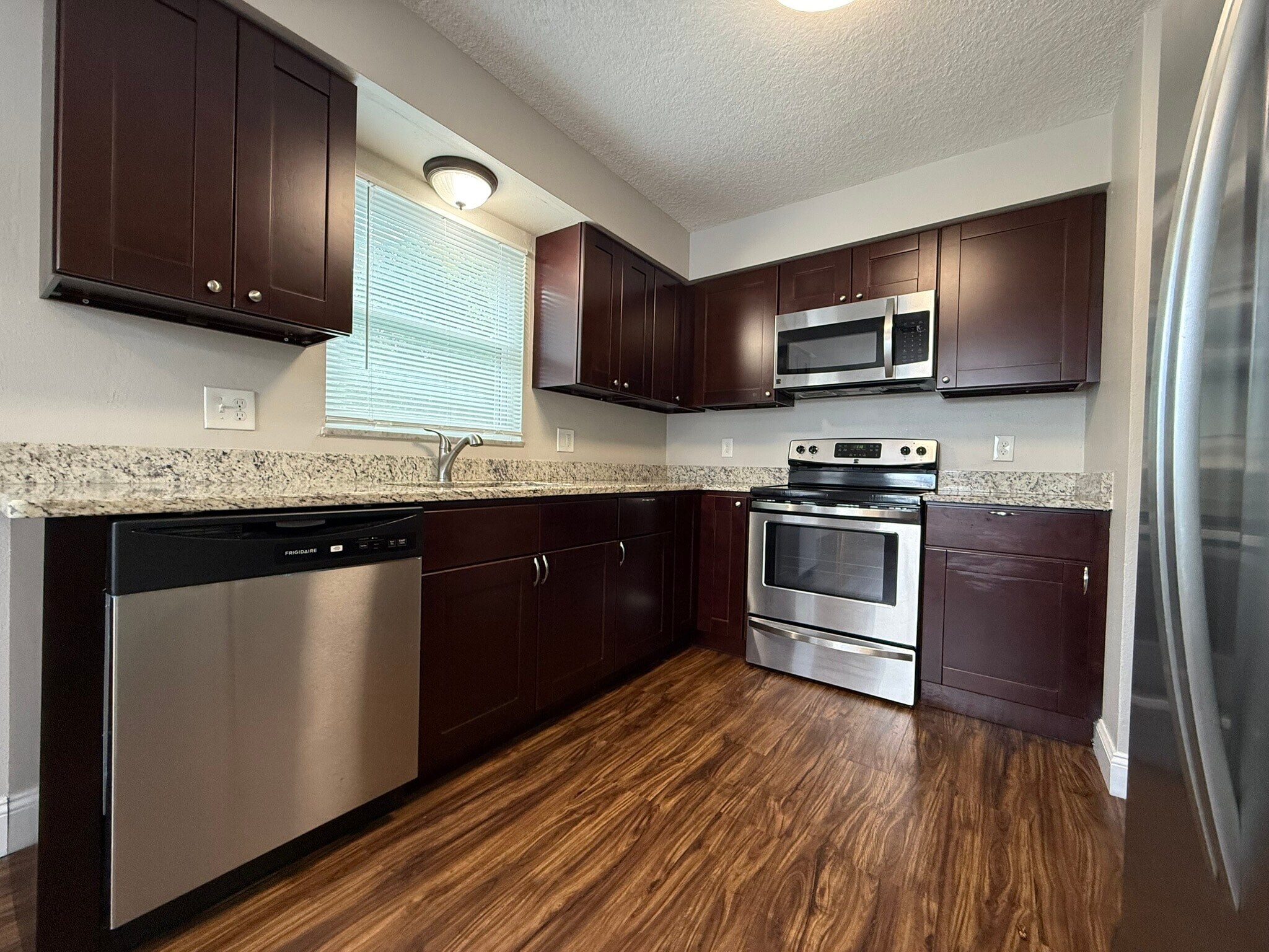 Building Photo - 2 Bed/1 Bath - Unit 8