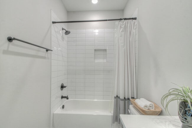 Building Photo - 801 Cherokee Ave