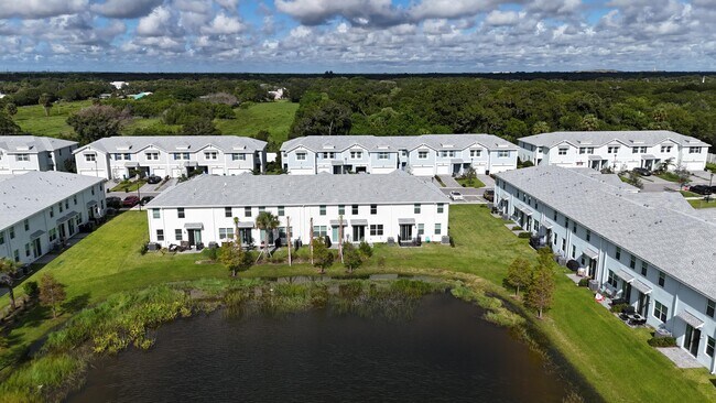 Building Photo - 475 Salisbury Cir