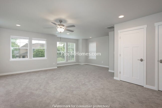 Building Photo - Beautiful Three Bedroom Row Home In Highly Desired Villebois Community!