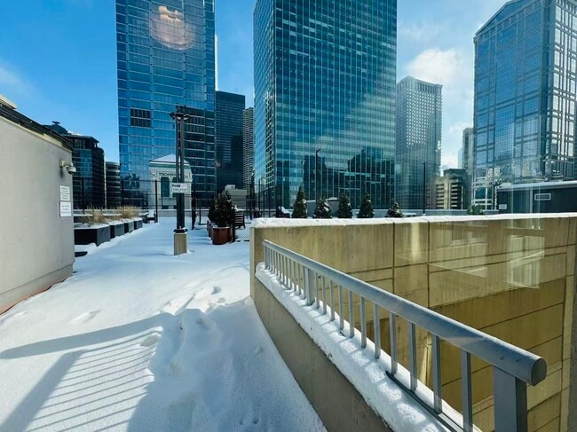 Building Photo - 345 N La Salle Dr