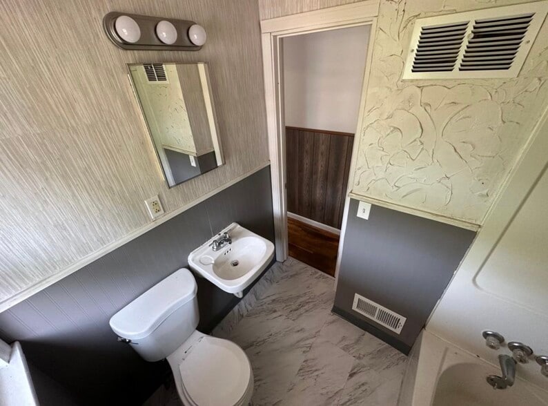 Building Photo - 256 Broad St