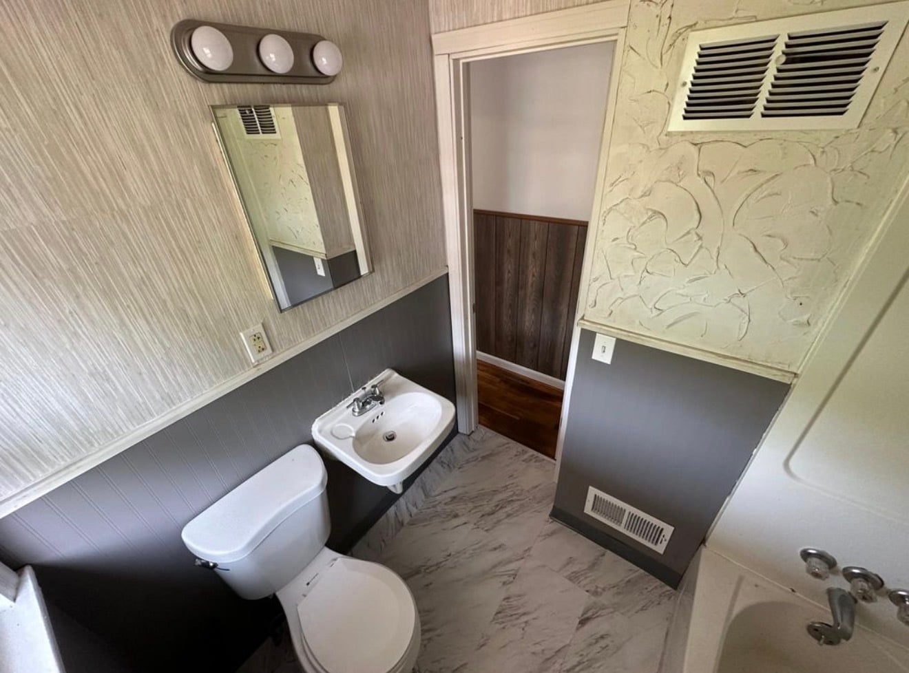 Building Photo - 256 Broad St