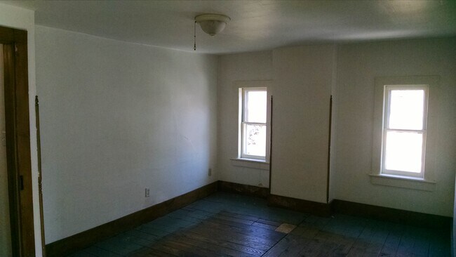 3rd floor studio - 506 Brown St
