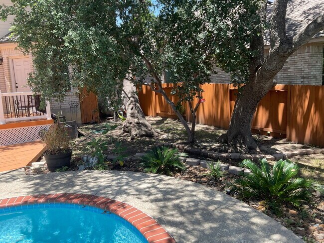 Building Photo - 4 Bedroom Oasis with Pool, Close to Milita...
