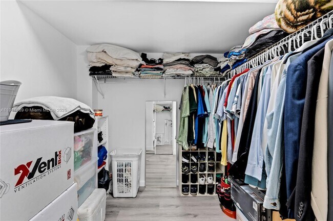 Building Photo - 445 NE 195th St