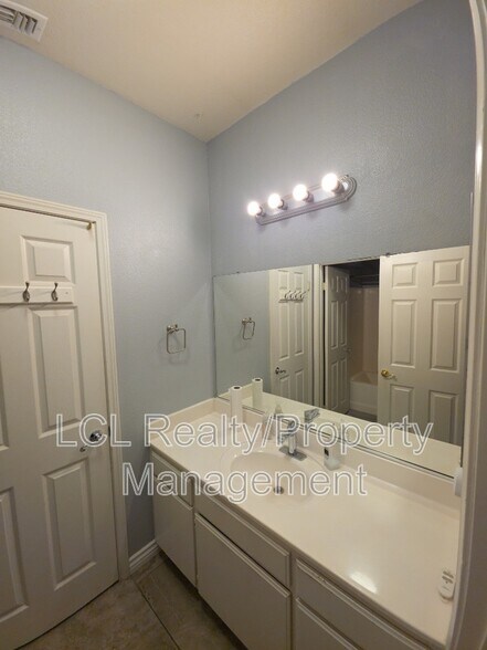 Building Photo - 27831 Blackhawk Rd