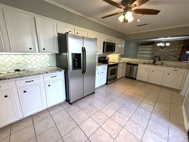 Building Photo - Lake View with Easy Access to I220