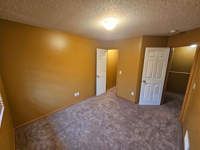 Building Photo - 2639 Yellowstone Dr