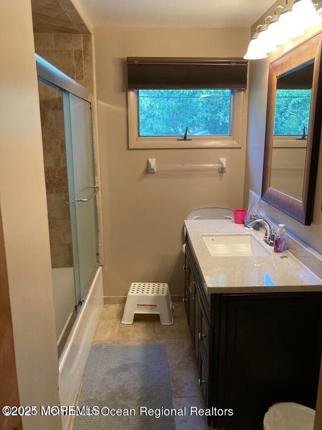 Building Photo - 2 Lloyd Pl