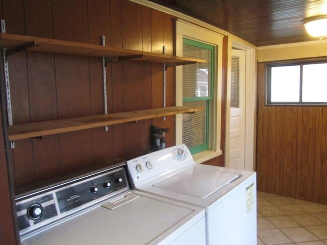 Building Photo - 2 Bedroom House!