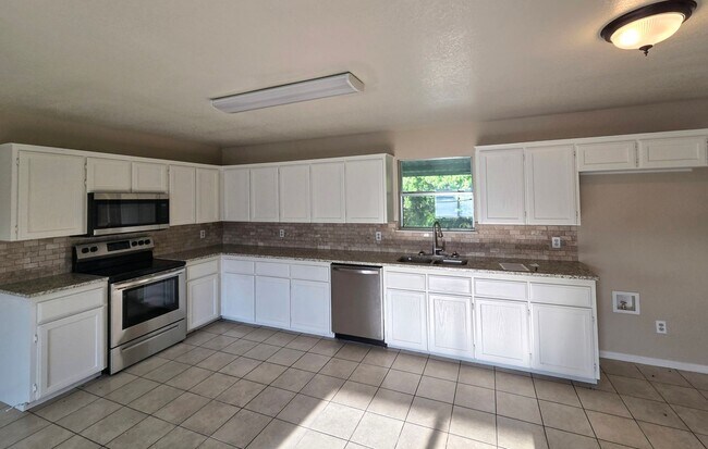 Building Photo - Charming 3-Bed, 2-Bath Country Home in Kem...