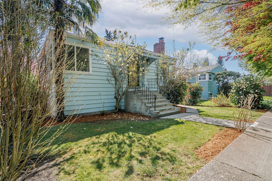 Building Photo - 6654 Flora Ave S