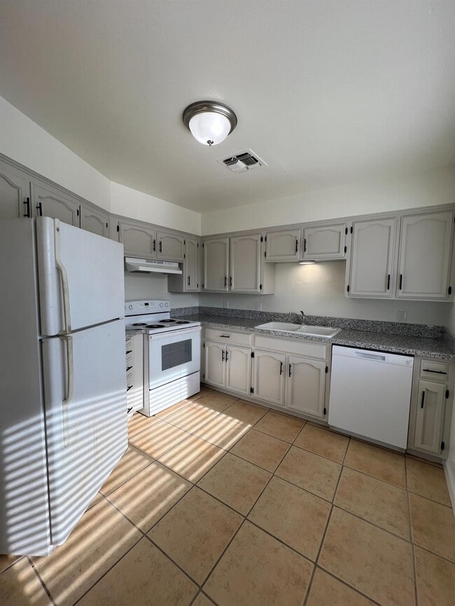 Building Photo - 3344 E Sierra Madre Ave