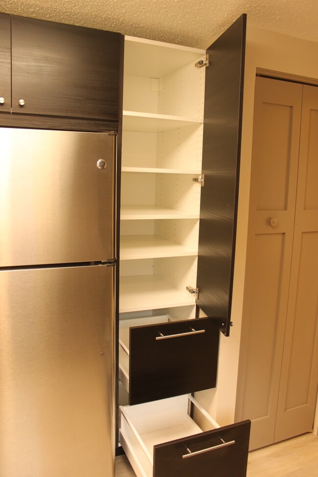 Kitchen Cabinets - 1109 5th Ave S
