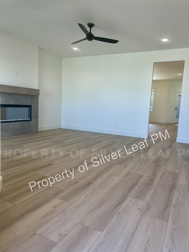 Building Photo - 475 E Chevy Dr