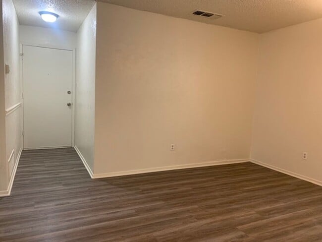 Building Photo - Move in ready! 3 Bedroom, 2 Full Bath Home...