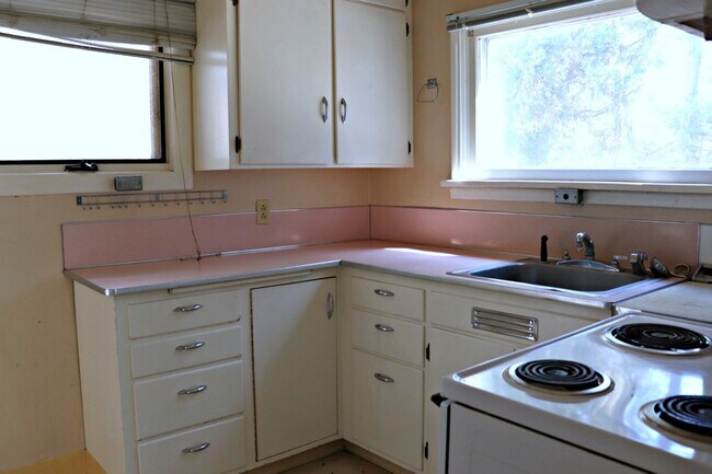 Building Photo - 614 Ash St