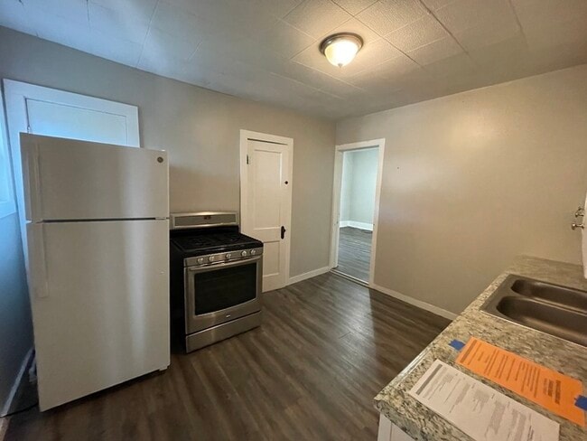Building Photo - Downtown Sparta Two Bedroom Upper Unit