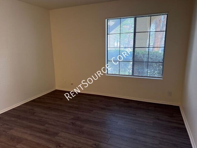 Building Photo - 2554 Olive Dr