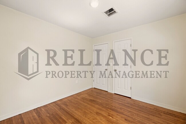 Building Photo - 1752 N Old Manor Rd