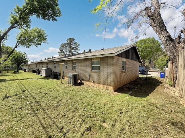 Building Photo - 211 Skyway Dr