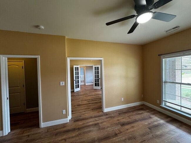Building Photo - Near Redstone Arsenal Gate 1 with fence, storm shelter and AMAZING spa shower in primary suite