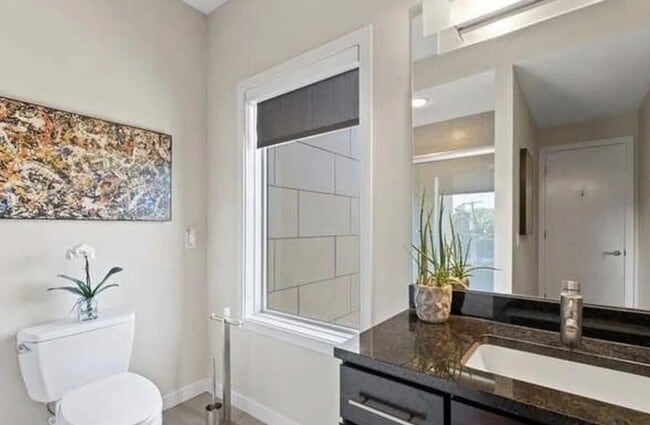 Building Photo - Gorgeous Luxury Townhome