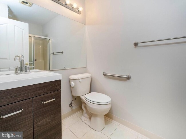 Building Photo - 600 Waters Edge Dr