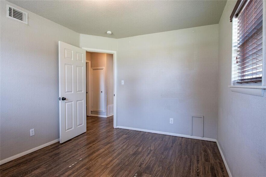 Building Photo - 105 Woods Ave