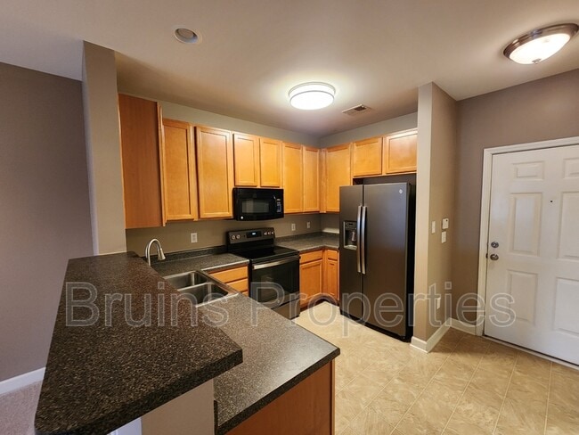 Building Photo - 7104 W Friendly Ave