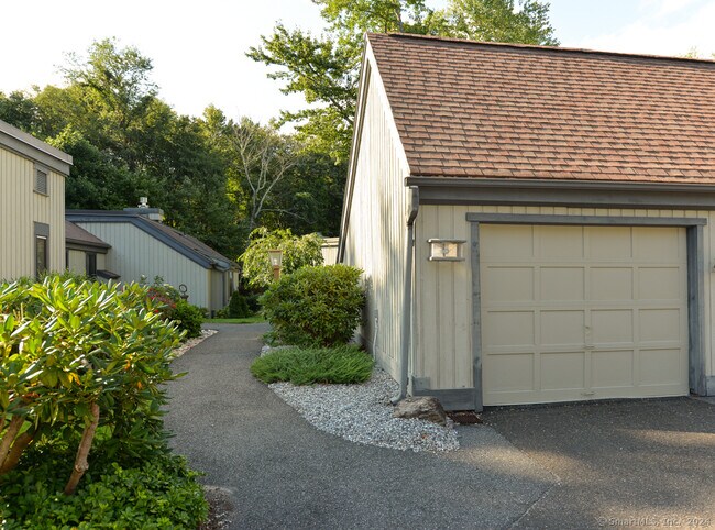 Building Photo - 986 Heritage Vlg