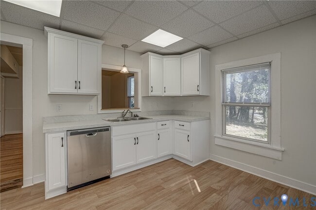 Building Photo - 5277 River Rd W