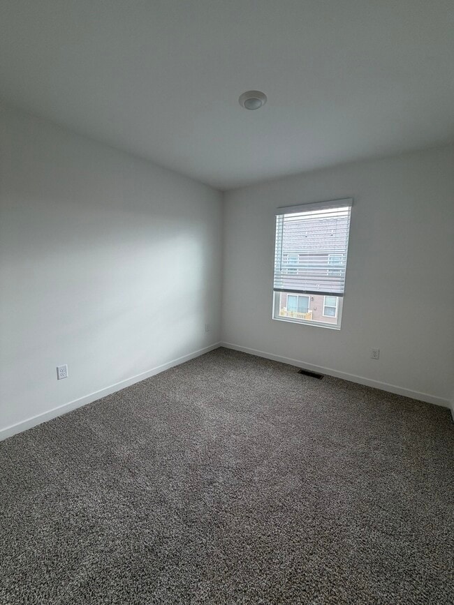 Building Photo - 6550 Linden Trl