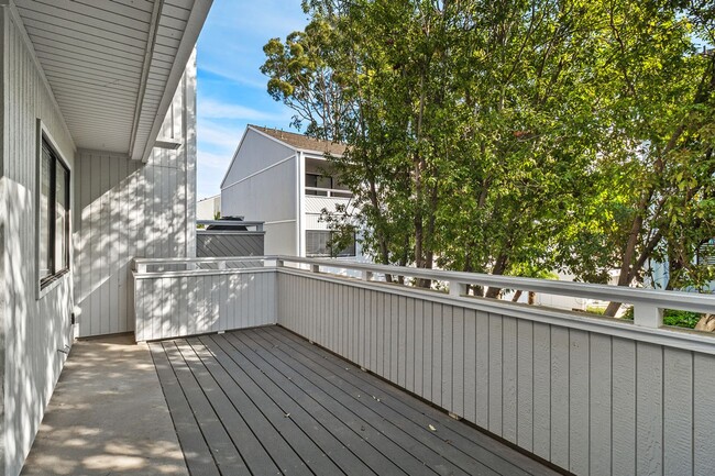 Building Photo - Desirable Newport Beach Home