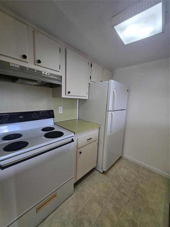 Building Photo - 2525 W Bay Dr