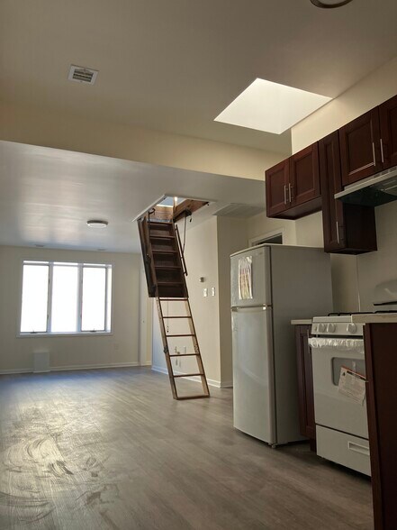 Building Photo - 136 N 10th St