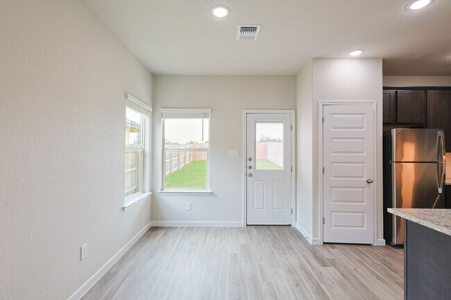 Building Photo - Modern Townhouse in New Braunfels
