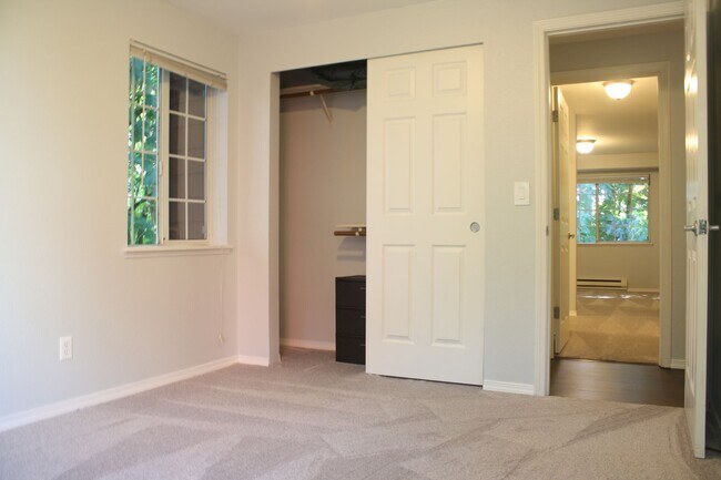 Building Photo - Top Floor 3 bdrm Mill Creek Country Club Condo Rental. Private back deck to nature reserve. Swim ...