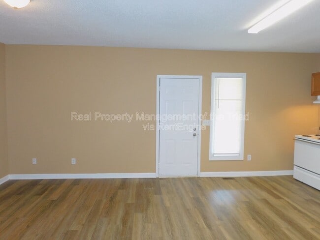 Building Photo - 164 Riverside Dr