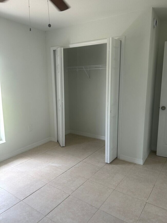 Building Photo - 3/2/1 Single Family Home Available-Cozy Pe...