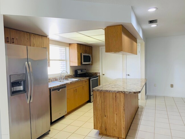 Building Photo - 185 Cinnamon Lake Cir