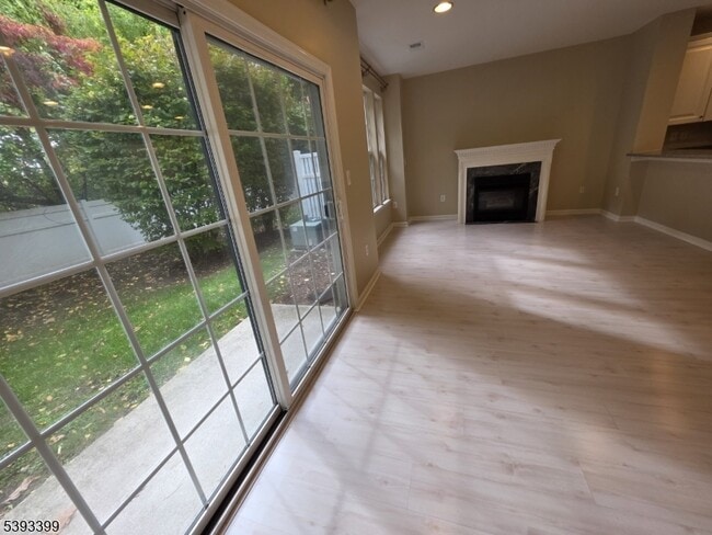 Building Photo - 228 Riverwalk Way