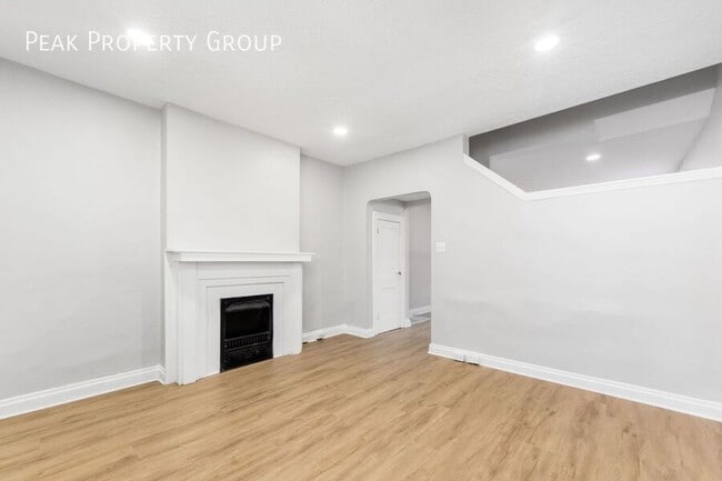 Building Photo - 419 E Mithoff St