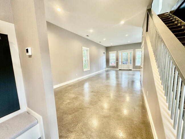 Building Photo - Large Modern Loft Home in Downtown Bluffton!