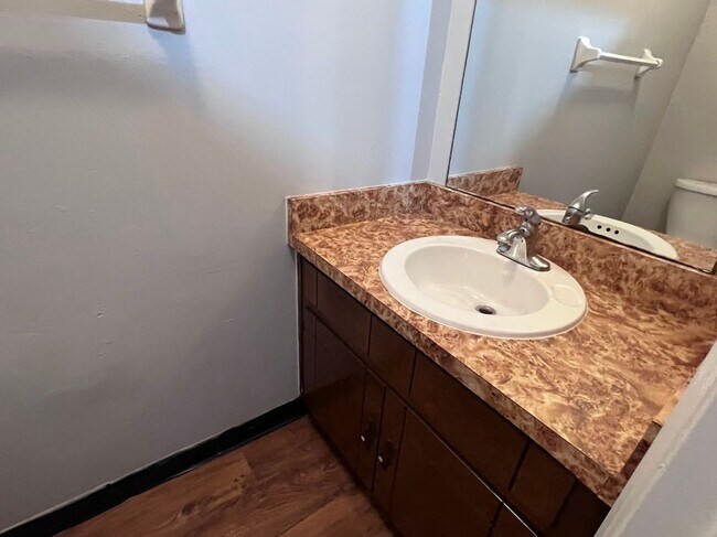 Building Photo - 2 Bedroom / 1 Full and 2 Half Bath -