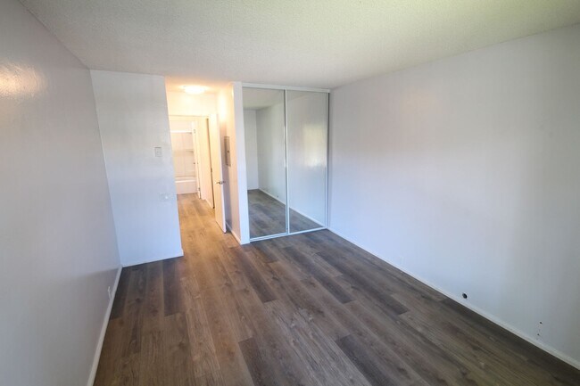 Building Photo - Large 2-bedroom condo at the Plaza Condos in Pacific Beach