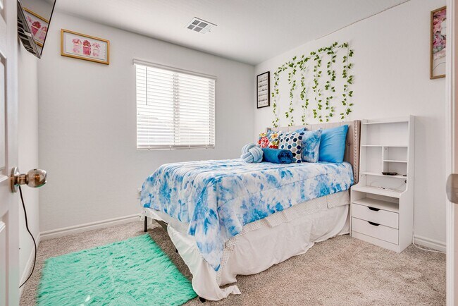 Building Photo - Furnished 3-bedroom, 2.5-bath townhome, de...