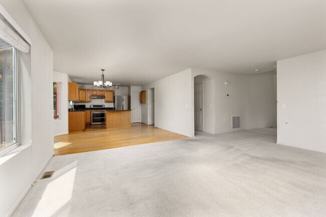 Building Photo - 2021 Falcon Ridge Dr