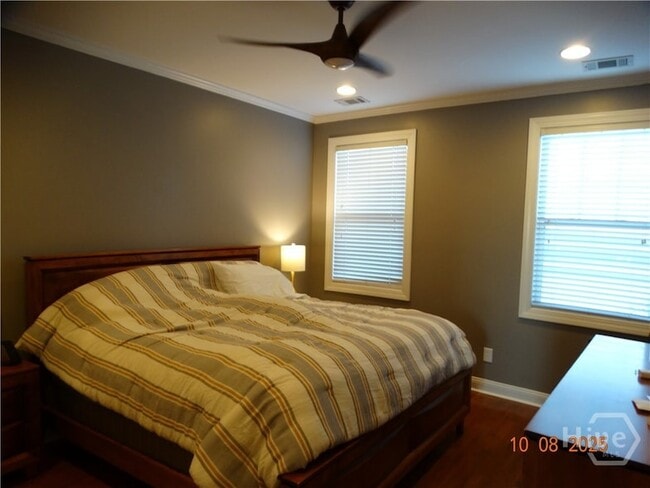 Building Photo - 323 Lakeview Dr
